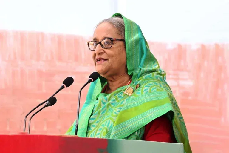তাঁদের বউদের ভারতীয় শাড়িগুলো কেন পুড়িয়ে দিচ্ছেন না: প্রধানমন্ত্রী