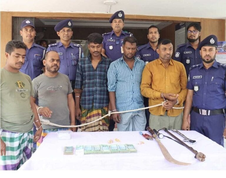 সিংগাইরে গ্রেপ্তার আন্তঃজেলা ডাকাত দলের ৫ সদস্য