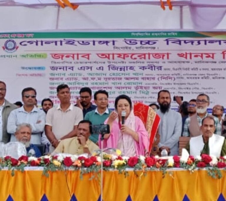 সিংগাইর গোলাইডাঙ্গা হাইস্কুলেউৎসবমুখর পরিবেশে ক্রীড়া প্রতিযোগিতা অনুষ্ঠিতজেলার নেত্রীর পুরস্কার বিতরণ করেছেন