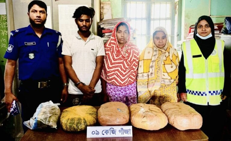 সিংগাইর থানায়৩ মাদক কারবারিকে ৯ কেজি গাঁজাসহ গ্রেফতার।