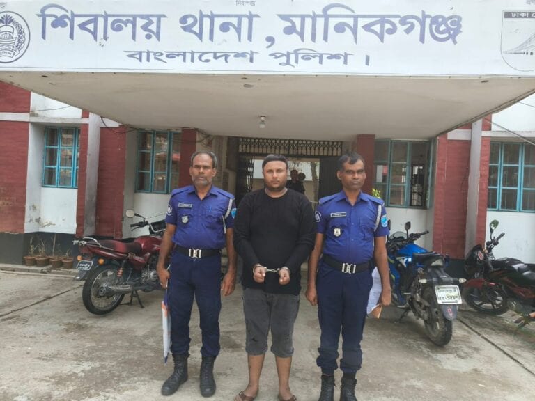 শিবালয়ে এক নারীর আপত্তিকর ভিডিও ছড়িয়ে দেওয়ার ভয় দেখিয়ে ১০ লাখ টাকা দাবির ঘটনায় গ্রেফতার ১