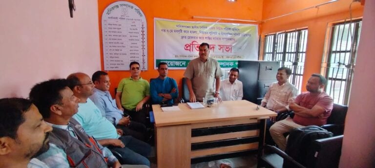 পত্রিকা অফিসে হামলার ঘটনায় জড়িতদের গ্রেফতারের দাবিতে মানিকগঞ্জে সম্পাদক পরিষদের প্রতিবাদ সভা